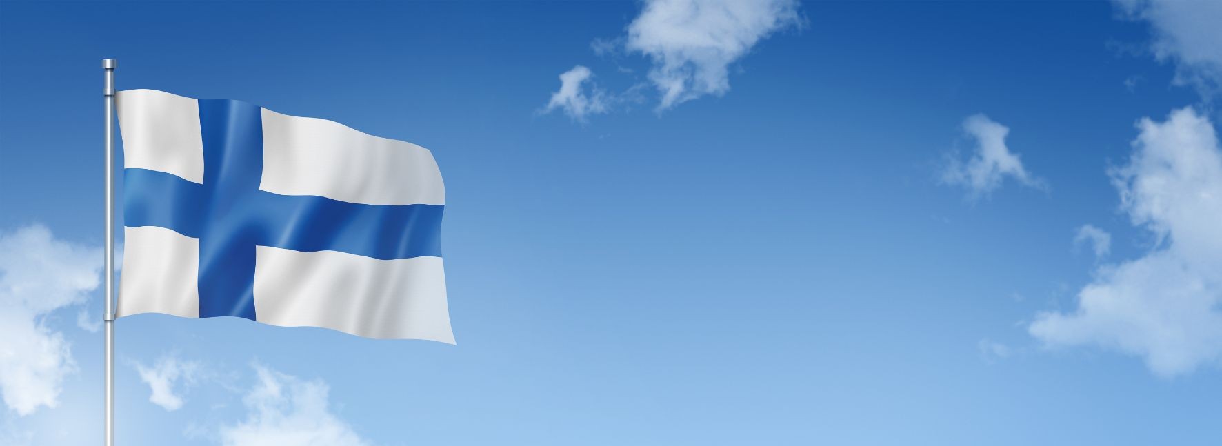 Suomen lippu taivas taustanaan.